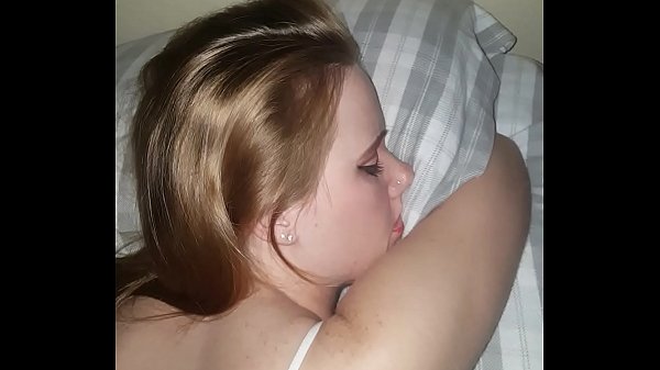 Светловолосую подругу с упругой попкой озабоченный бойфренд спящей трахает в анал